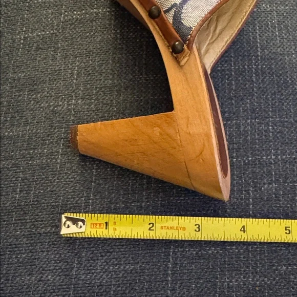 Coach Felicity slides - Picture 6 of 8